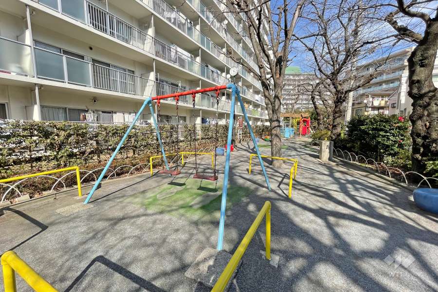 敷地南東側に隣接する『荒川区立西尾久四丁目南児童遊園』