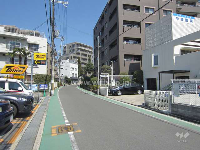 敷地西側の前面道路