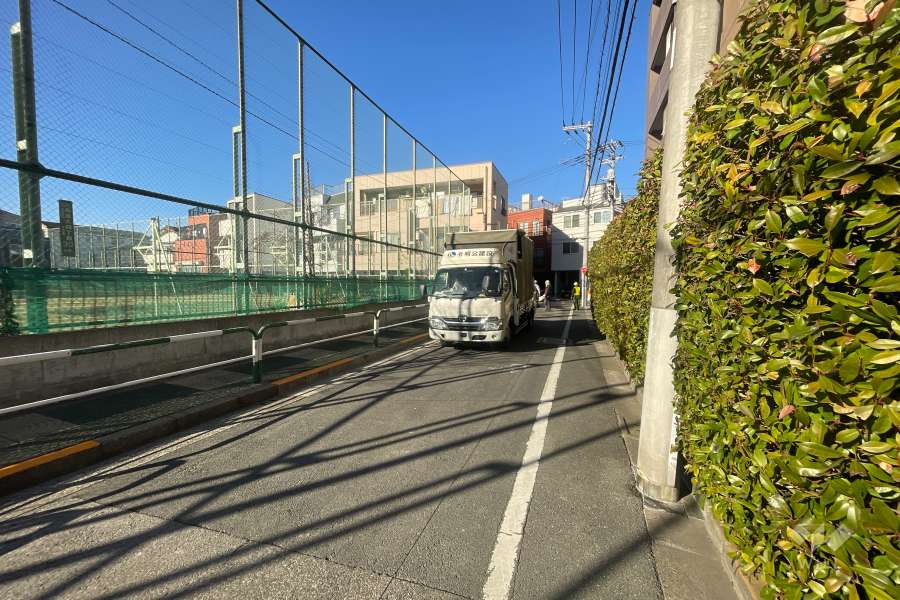 敷地の西側前面道路