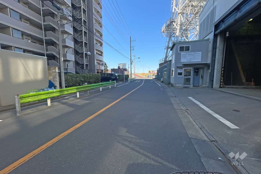 敷地北側の前面道路（東側から）