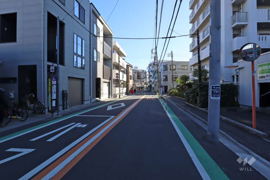 敷地北側の前面道路(西側から)