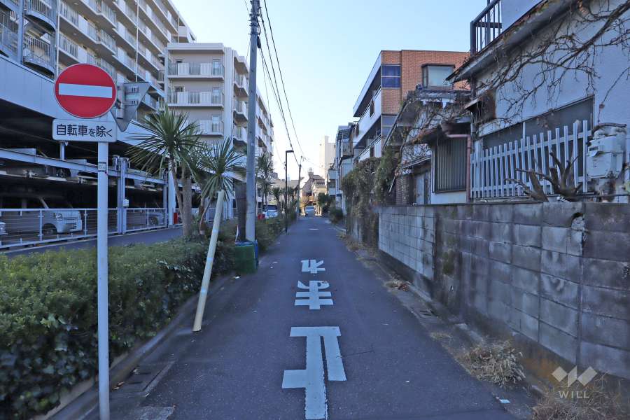 敷地西側の前面道路(北側から)