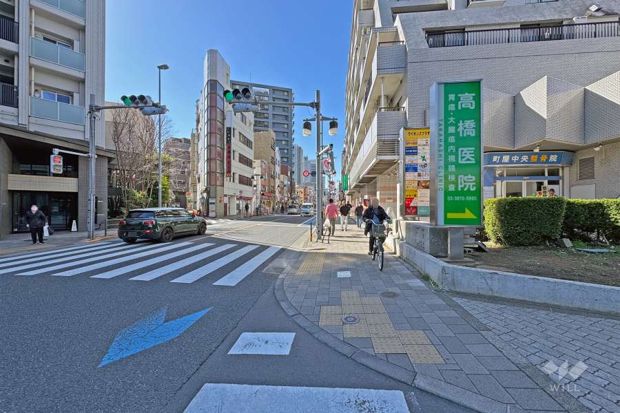 敷地の東側前面道路は尾竹橋通りです（北側から）。