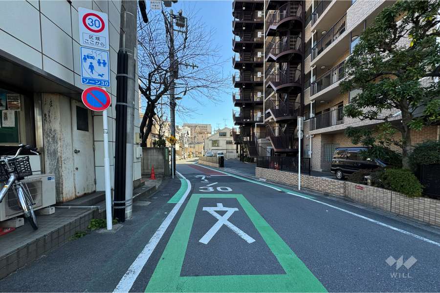 敷地北東側の前面道路（北西側から）
