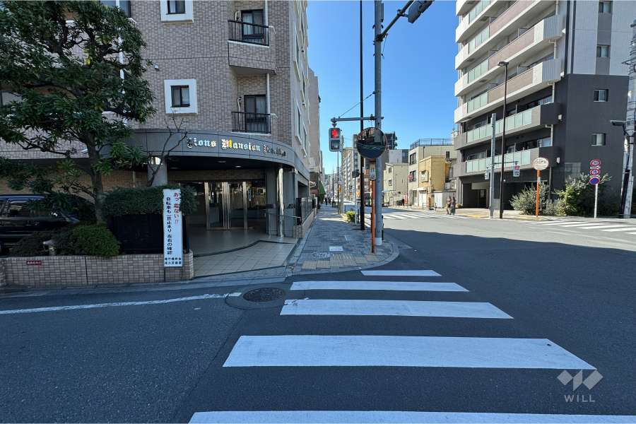 敷地北西側の前面道路（北東側から）