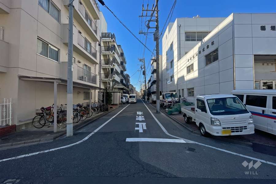 敷地北側の前面道路（東側から）