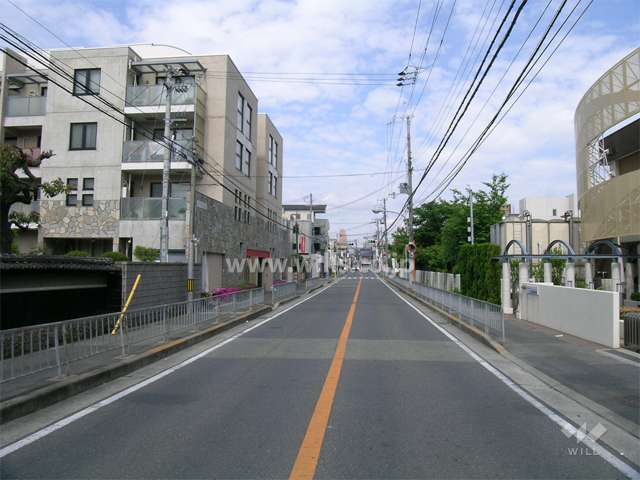 敷地の北側は二車線のバス通りです。