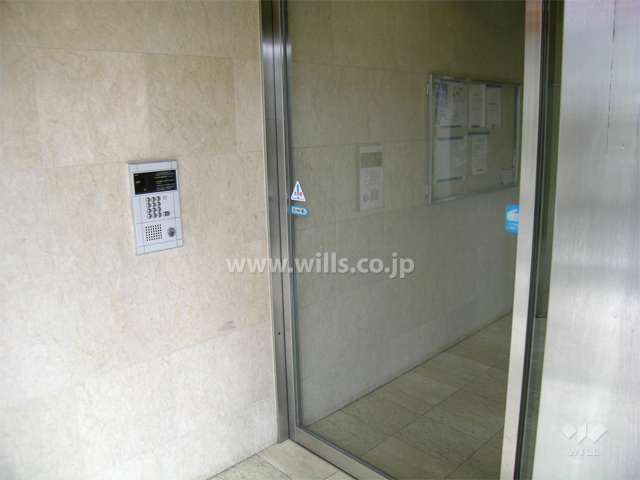 エントランスはオートロック付きです。