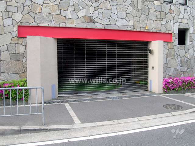 駐車場入り口（リングシャッター付き）