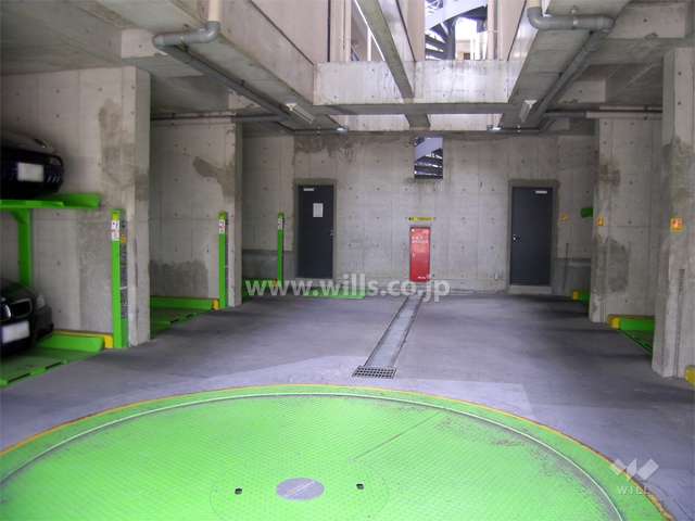 建物1階にある敷地内駐車場