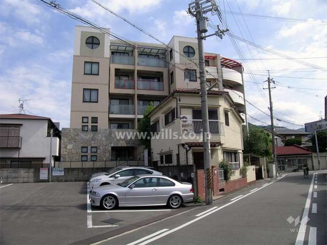 敷地の南側は一戸建てが立ち並ぶ住宅地