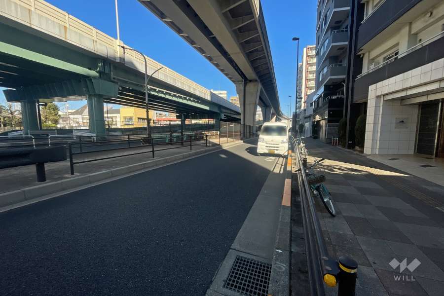 敷地西側の前面道路（南側から）
