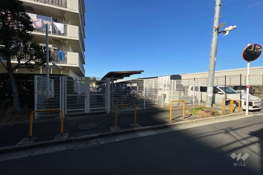 北側駐車場の出入り口と駐輪場