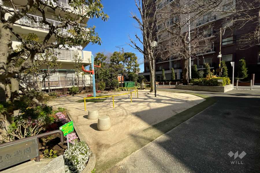 敷地に隣接した町屋六丁目北児童遊園