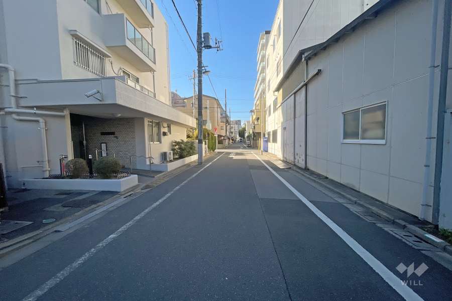 敷地北側の前面道路（東側から）　