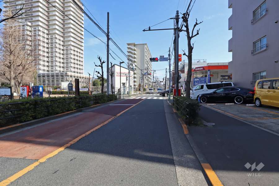 敷地北側の前面道路（西側から）