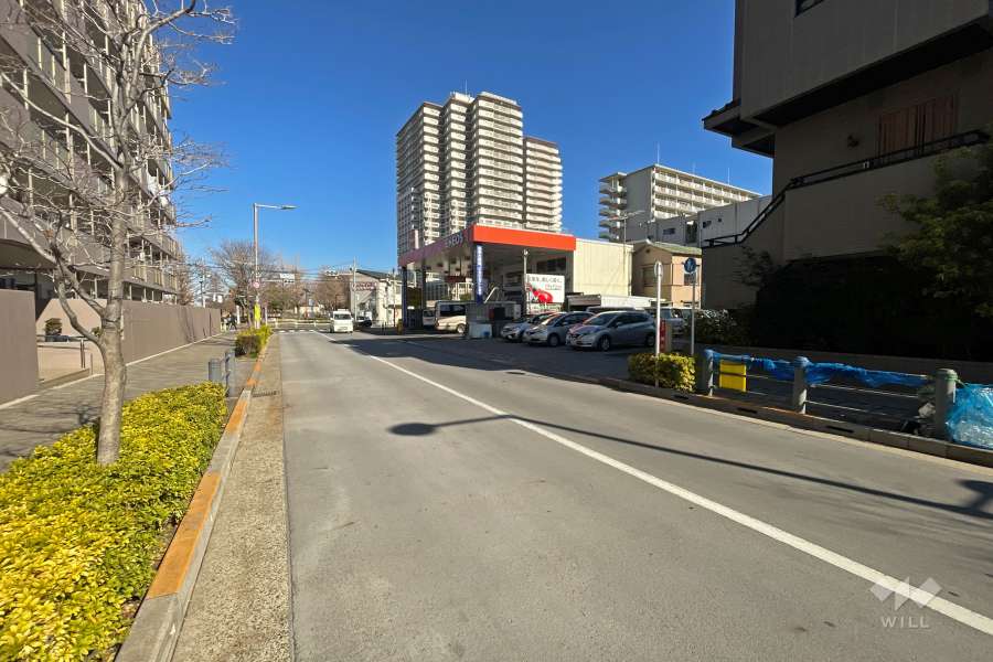 敷地東側の前面道路（南側から）