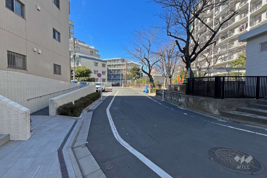 敷地南側の前面道路（東側から）