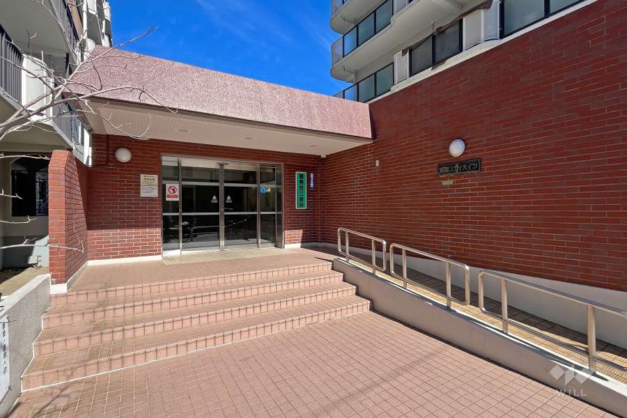 エントランスアプローチ（敷地南西側）