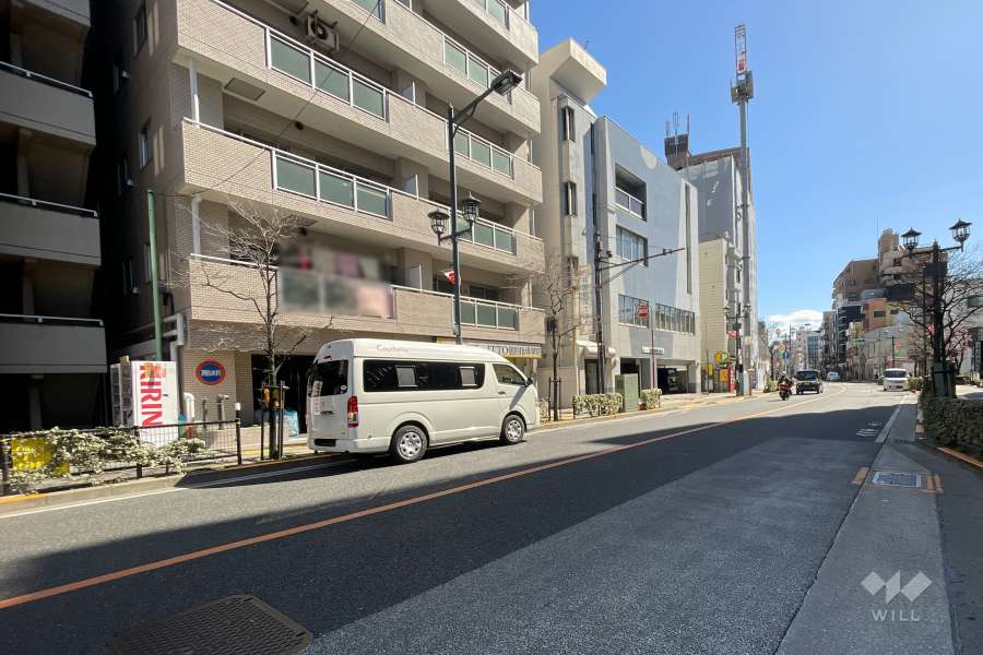 敷地西側の前面道路