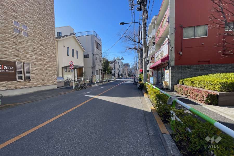 敷地の南側前面道路（東側から）