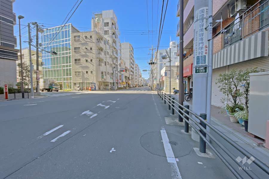 敷地の南側前面道路は日暮里中央通りです（東側から）。