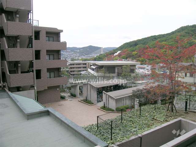 周辺は閑静な高台の住宅地。北方向には五月山が見渡せます。