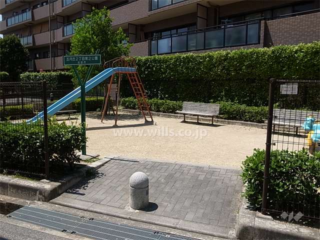 敷地に隣接して小さな公園があります。