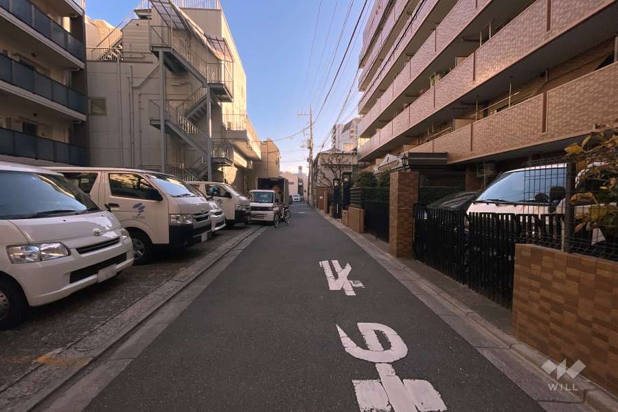 敷地南東側の前面道路（北東側から）