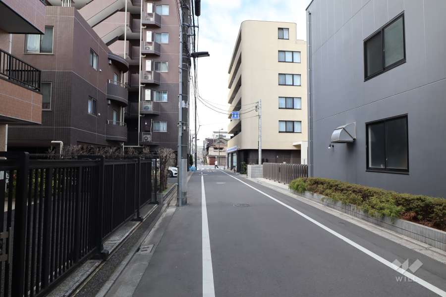 敷地北側の前面道路（東側から）