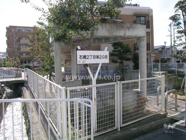 敷地の横にある小さな公園