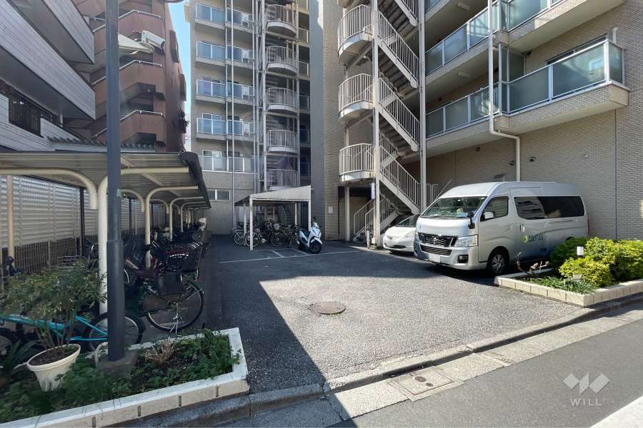 敷地内駐車場（屋外平面式）と駐輪場