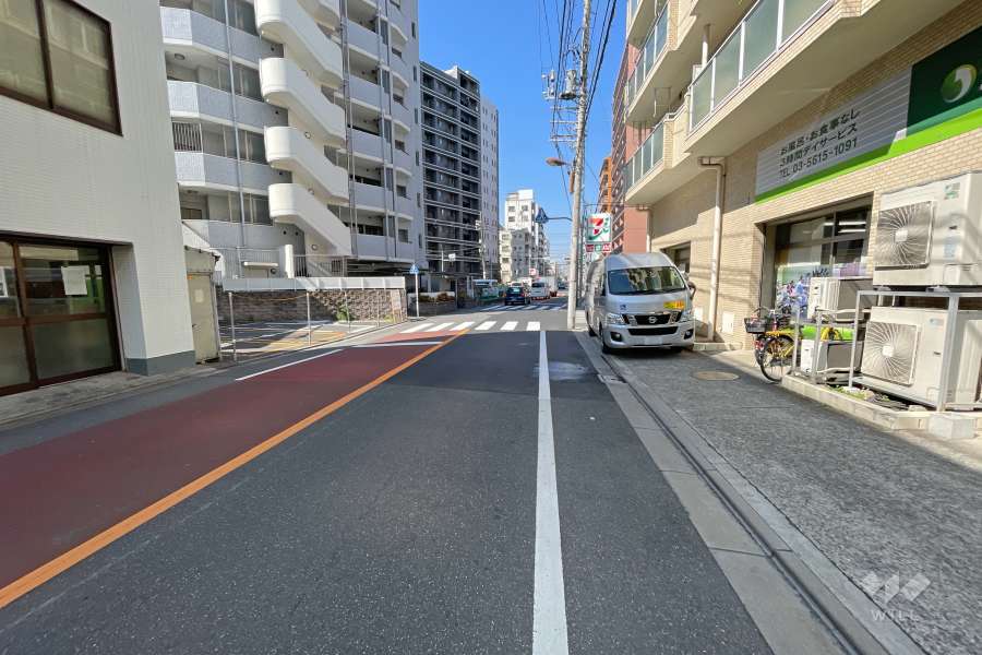 敷地南側の前面道路（東側から）