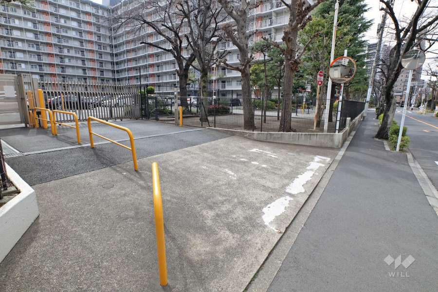駐車場の出入り口（ゲート付き）