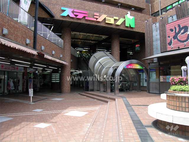 低層階には店舗が入っています。