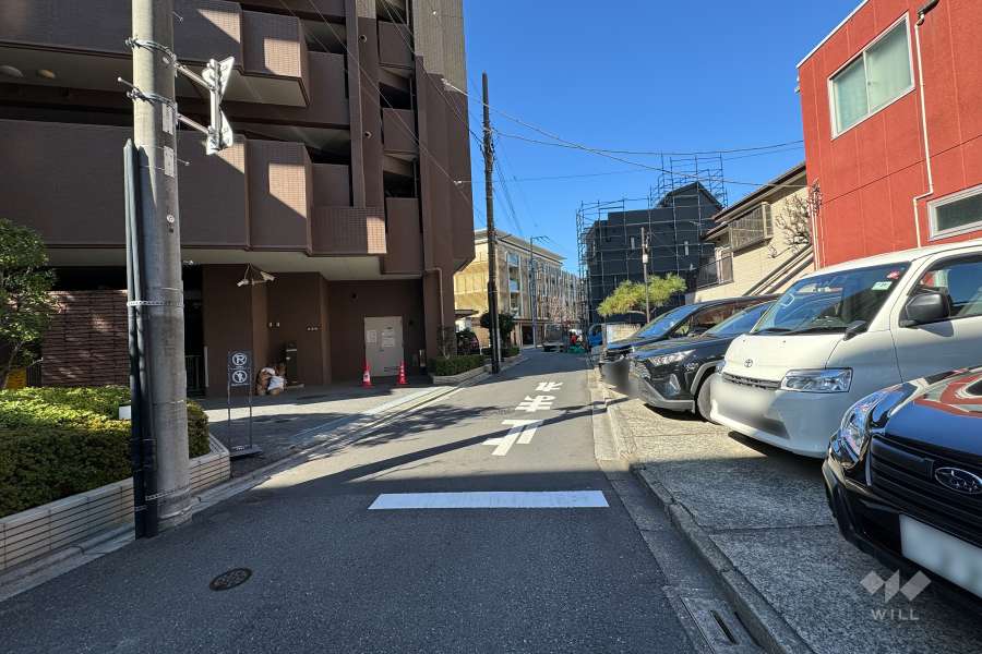 敷地の北側前面道路（東側から）