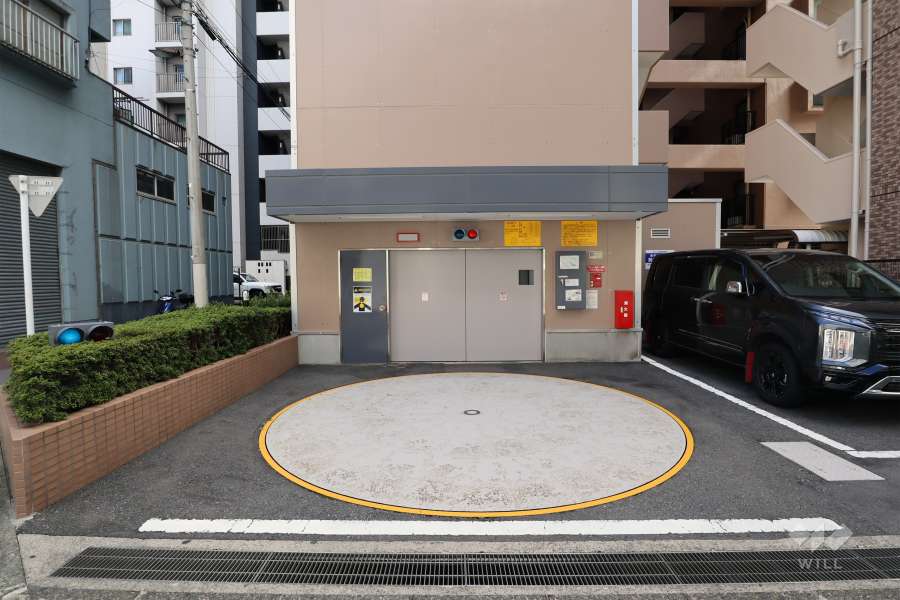 駐車場の出入口(ロボットゲート付き)