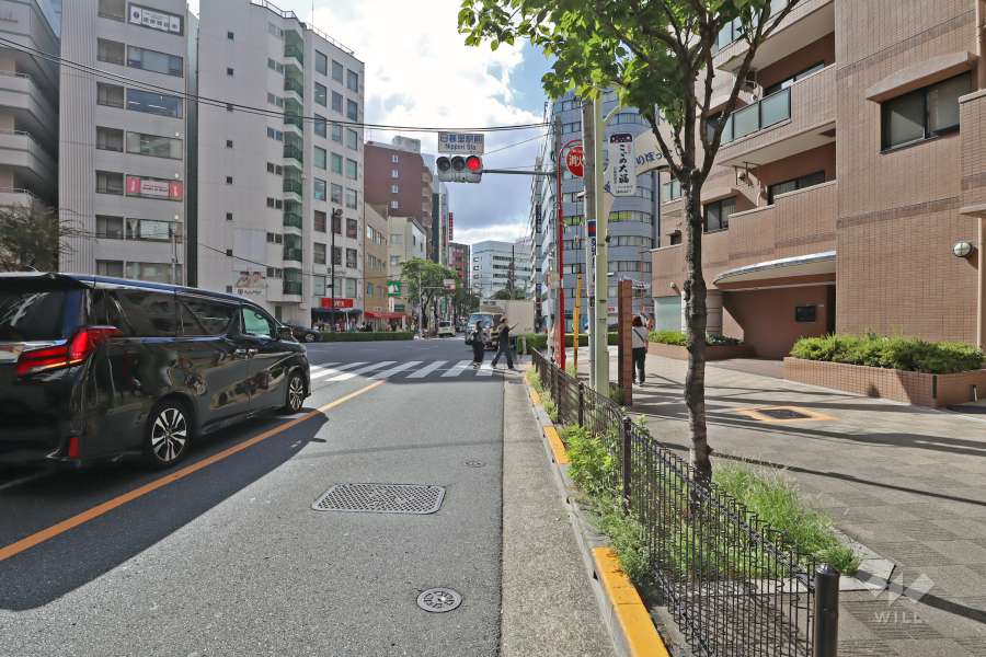 敷地南側の前面道路（東側から）は、日暮里中央通りです。