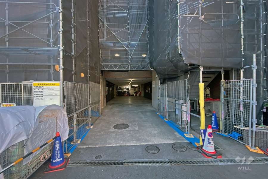 駐車場の出入り口　※修繕工事中（2024年4月）
