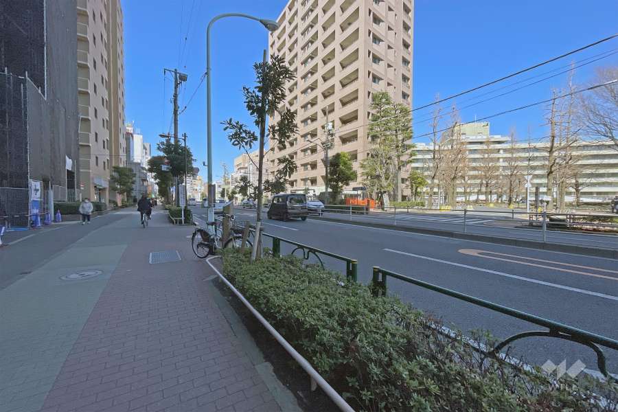 敷地の北側前面道路は明治通りです（東側から）。