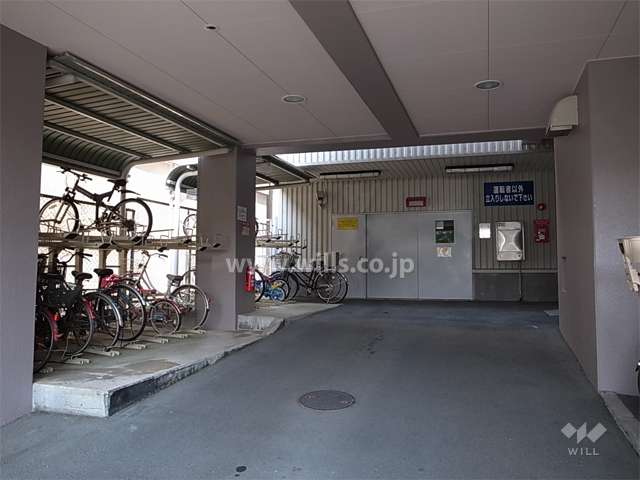 駐車場入り口と駐輪場