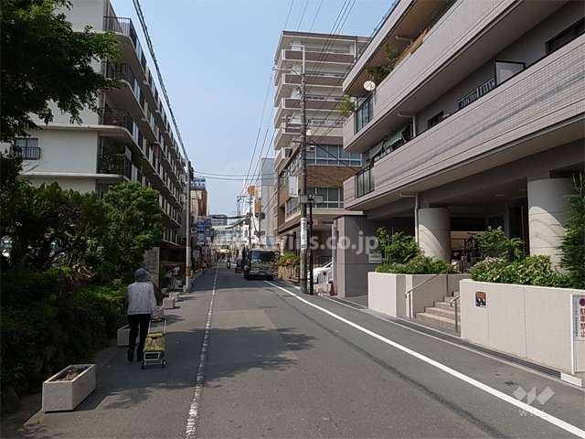 敷地西側の前面道路。この道の突き当たりが、阪急「池田」駅です。