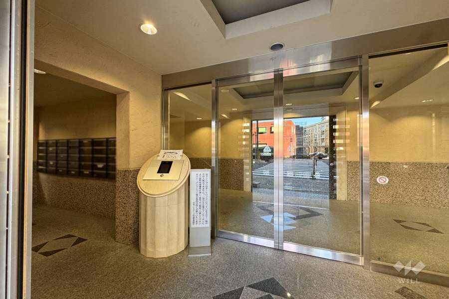 エントランスはオートロック付きです。　