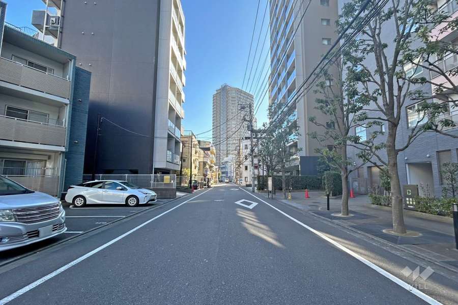 敷地北東側の前面道路（北西側から）