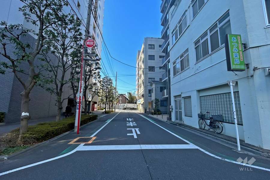 敷地北西側の前面道路（北東側から）