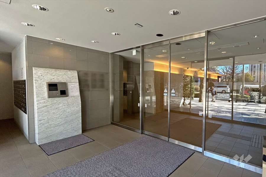 エントランスはオートロック付きです。