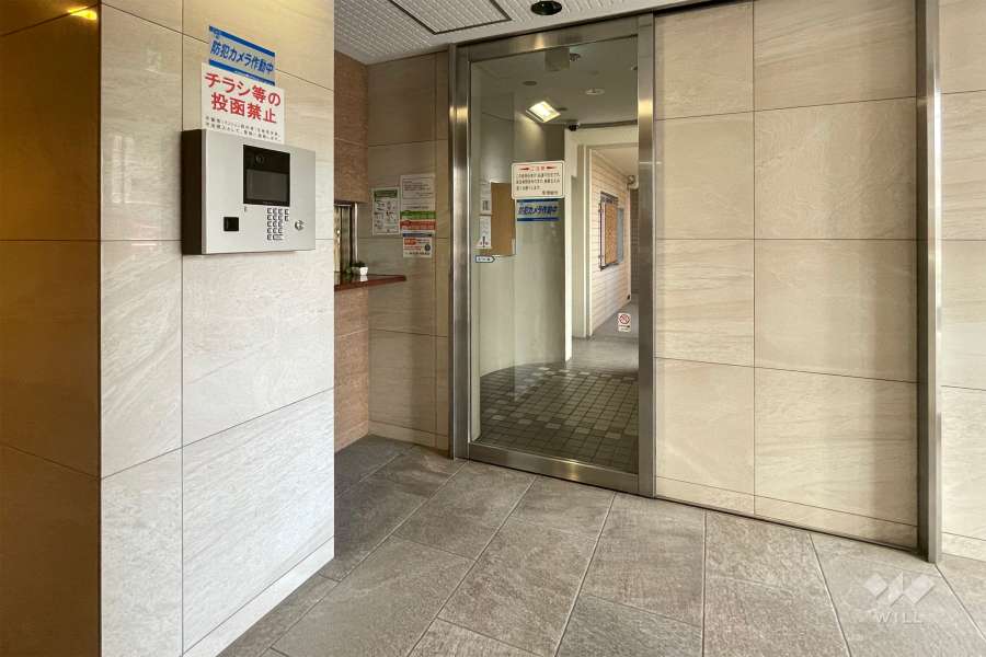 エントランスはオートロック付きです。