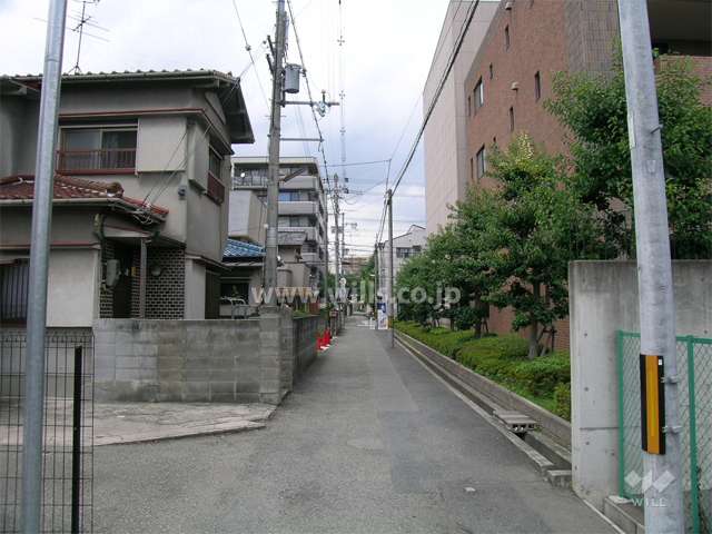敷地の西側の通り