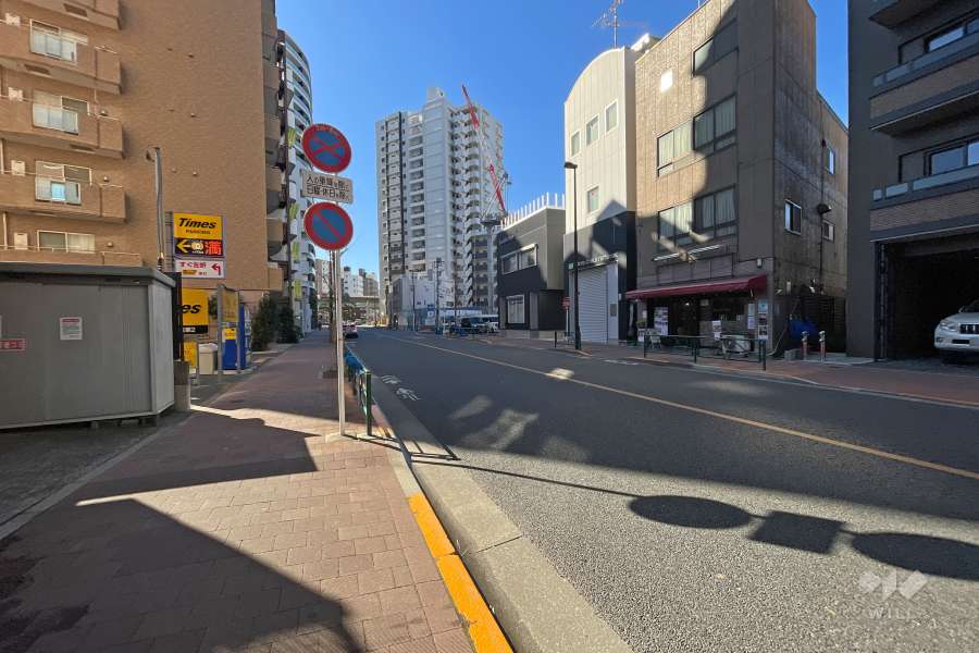 敷地西側の前面道路（北側から）