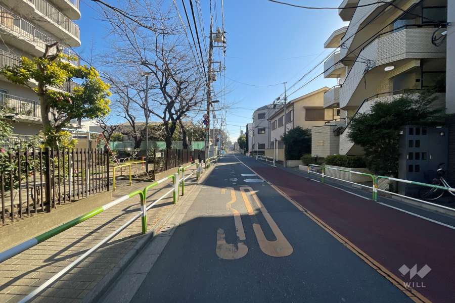 敷地西側の前面道路